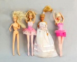 BRINQUEDOS, quatro (4) bonecas: 1 Barbie, Mattel, Noiva, vestido no estado, Made in Indonésia, 1993; 1 Made in China, 2010; 1 Bailarina, Mattel, 1998; 1 Bailarina, Mattel, Made in Indonésia, 2011, todas com sinais de uso, demandam limpeza, vide foto.