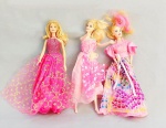 BRINQUEDOS, três (3) bonecas: 1 Barbie, Mattel, 2010; 1 Made in China, número 9; 1 sem marca de manufatura aparente, todas usadas, roupa no estado, demandam limpeza, vide foto.