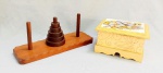 DIVERSOS, dois (2) itens: 1 quebra cabeça TORRE DE HANÓI, clássico de logica e matemática, inventado pelo francês Édouard Lucas em 1883; 1 caixa em madeira, confecção artesanal, assinada Ângela Nunes, pintura floral, medindo 19 x 16 x 11 cm, usados vide foto.