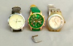 RELÓGIOS, três (3) distintos de pulso, todos movimento quartz: 1 marcado GENEVA, modelo PLATINUM, mostrador na tonalidade verde, algarismos romanos, caixa em metal dourado, medindo 40 mm diâmetro, pulseira imitando couro na tonalidade verde; 1 marcado EYKI, modelo W8410G, caixa em metal cromado (descascando), medindo 40 mm diâmetro, pulseira em couro com bastantes sinais de uso, demanda substituir; 1 marcado MONET, caixa em metal prateado, aro em polímero na tonalidade gelo, tampa em aço inox, pulseira em metal prateado, movimento quartz, medindo 43 mm diâmetro, todos usados, não testados e sem garantia, possivelmente demandam bateria, vide foto.