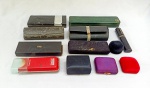JOIAS E OUTROS, doze (12) caixas vazias para joias, relógios, óculos e canetas, marcas variadas: SHEAFFER; SWATCH; AMSTERDAM SAUER; CARTIER; ARMANDO BERNACONI; CROSS; MONT BLANC; etc., todas com sinais de uso, algumas no estadoi, vide foto.