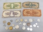 NUMISMÁTICA, vinte e nove (29) itens: 4 cédulas brasileiras, padrões monetários cruzeiro e cruzeiro novo, todas circuladas a maioria no estado; 25 moedas nacionais e estrangeiras, todas circuladas, três delas ainda cambiáveis (corrente), totalizando: 2 euros e 50 cents de dólar, todas com sinais de uso, CAÇA AO TESOURO, vide foto.