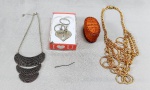 DIVERSOS, cinco (5) itens: 1 caixa confeccionada em couro, souvenir do Paraguai, medindo 7,5 x 4 x 3,5 cm; 1 parte de arame em metal prateado; 1 chaveiro imantado em duas peças representando coração com casal se beijando, acondicionado na caixa, não aparenta uso; 2 gargantilhas distintas, uma confeccionada em metal dourado e outra em metal prateado, vide foto.