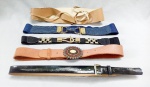 ACESSÓRIOS FEMININOS, cinco (5) cintos distintos, confeccionados em materiais variados: couro, PU, metal, apliques, etc., quatro deles não aparentam uso, vide foto.
