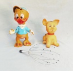BRINQUEDOS E OUTRO, três (3) itens: 2 bonecos emborrachados distintos, policromados, possuem bastantes sinais de uso, medindo o maior 24 cm altura; 1 massageador de couro cabeludo, confeccionado em aço, vide foto.