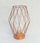 LUMINÁRIA, uma (1) de mesa para um lume, estrutura metálica aramada e cobreada, medindo 26 cm altura, usada, funcionando e sem garantia, vide foto.