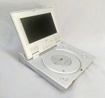 ELETRÔNICO, um (1) aparelho DVD, portátil, marca TIME, modelo DU-7000, acondicionado em capa maleável, vestígios de cola, usado, não testado e sem garantia, vide foto.