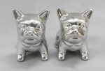 ESCULTURAS, par (2) miniaturas animalistas representando cachorro buldogue, confeccionadas em louça com pintura prateada, medindo 6,5 cm comprimento, ideais para coleção de bibelôs, vide foto.