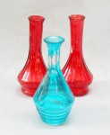 VIDRO, três (3) pequenos vasos solifleur, incolores e translúcidos, pintados nas tonalidades vermelha e azul (pintura descascando), dois formam par, medindo o maior 15 cm altura, sinais de uso, vide foto.