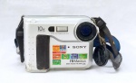FOTOGRAFIA, uma (1) câmera fotográfica da marca SONY, modelo FD MAVICA MVC-FD75, Made in Japan, numerada 1602946, usada, não testada e sem garantia, vide foto.