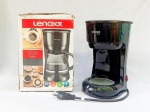 EQUIPAMENTO DE COZINHA, uma (1) cafeteira elétrica da marca LENOXX, falta o recipiente em vidro, acondicionada na caixa original (caixa no estado), usada, não testada e sem garantia, vide foto.