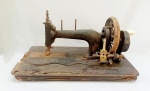 DIVERSOS, uma (1) antiga máquina de costura da marca CLEMENS MÜLLER DRESDEN  TRADE MARK, fixada sobre gabinete de madeira (gabinete no estado), sinais de uso e oxidação, não testada e sem garantia, vide foto.