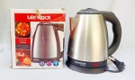 EQUIPAMENTO DE COZINHA, uma (1) chaleira elétrica da marca LENOXX, capacidade 2,2 litros, acondicionada na caixa original (caixa no estado), usada, não testada e sem garantia, vide foto.