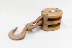NÁUTICA, uma (1) antiga roldana para barco ou navio, marca BOSTON & LOCKPORT BLOCK Co., Made in USA, confeccionada em madeira com monture em ferro, sinais de uso e oxidação, medindo 29 cm comprimento, vide foto.