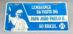 COLECIONISMO, uma (1) placa similar a utilizada em veículos automotivos, Lembrança da Visita do Papa João Paulo II ao Brasil em 1980, confeccionada em folha de flandres, medindo 28 x 14 cm, vide foto.