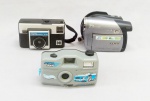 CINEMA E FOTOGRAFIA, três (3) itens: 1 filmadora da marca SAMSUNG, modelo SCDC 173, Made in China, falta a bateria; 1 câmera fotográfica da marca KODAK, modelo INSTAMATIC X-15; 1 câmera fotográfica SPEED SHOP, Made in China, todos os itens usados, não testados e sem garantia, vide foto.
