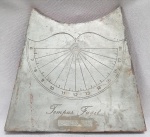 OSCAR TECÍDIO, uma (1) escultura representando relógio de sol, com a legenda TEMPUS FUGIT, assinado e datado OSCAR TECÍDIO 1979, confeccionada em placa de pewter ou chumbo, fixada em madeira, medindo 24 x 22 cm, (Oscar Tecídio, Rio de Janeiro, 1926 a 1995; pintor e escultor, foi discípulo de Oswaldo Teixeira na Escola Nacional de Velas artes, também estudou com Armando Ramos e Heitor de Pinho; dirigiu o setor de Arte e Padronização da Shell, participou de diversos Salões de Arte, onde obteve várias premiações), existe uma escultura do autor, representando relógio de sol, no Jardim do Méier exposta sobre uma coluna, similar a existente na cidade de Tiradentes, MG, que é datado de 1712, vide foto.