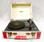 ELETRÔNICO, um (1) toca disco da marca RAVEL, modelo VOLARE, entrada USB, portátil, tipo maleta, acondicionada na caixa original em papel cartonado (caixa no estado), usada, não testada e sem garantia, vide foto.