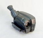 CINEMA, uma (1) filmadora da marca GRADIENTE, modelo GCP-150CR, numerada 43L003570A6E, usada, não testada e sem garantia, vide foto.