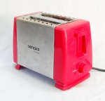 EQUIPAMENTO DE COZINHA, uma (1) torradeira elétrica, marca LENOXX, 127 volts, modelo PTR203, usada, não testada e sem garantia, vide foto.