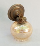 LUMINÁRIA, um (1) lustre de teto para um lume, globo em vidro translúcido e irizado na tonalidade âmbar, borda drapeada, monture em metal, parte elétrica não testada, medindo aproximadamente 38 cm altura, sinais de uso, vide foto.