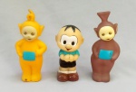 BRINQUEDOS, três (3) distintos, confeccionados em material emborrachado, policromados: 1 representando Cebolinha, medindo 12,5 cm altura; 2 representando Teletubbies, medindo em média 15,5 cm altura, todos com sinais de uso, vide foto.