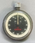 RELÓGIO, um (1) cronômetro de bolso, marca OMEGA (em 1848 começou em uma pequena oficina em La Chaux de Fonds na Suíça, fundada por Louis Brandt; em 1879 Louis faleceu e seus filhos assumiram o negócio; em 1885 lançaram seu primeiro relógio produzido em massa; em 1892 lançaram seu primeiro relógio de repetição; em 1905 passou a ser o cronometrista oficial dos eventos esportivos na suíça; em 1932 foi o cronometrista dos jogos Olímpicos de Los Angeles, parceria que continua até a atualidade, atuando em mais de vinte Jogos Olímpicos; em 1962 seu modelo Speedmaster foi usado por um astronauta na missão Mercury Sigma 7; em 1965 a NASA tornou o modelo oficial para as Missões Espaciais; em 1969 fez a primeira viagem a lua; em 1990 ganhou popularidade como relógio oficial de James Bond), mostrador preto com algarismos arábicos, caixa em metal, descascando e com marca de inventário DER 3323-L, medindo 52 mm diâmetro, usado, funcionando e sem garantia, vide foto.