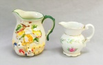 PORCELANA E FAIANÇA, duas (2) cremeiras distintas: 1 com ornamentação floral policromada, frisos a ouro, manufatura REAL (Mauá, SP, 1943 a 1994), medindo 9 cm altura; 1 com modelagem relevada na própria pasta, representando frutas, cercadinho e patos, esmaltação policromada já com falhas, sem marca de manufatura aparente, medindo 12,5 cm altura, ambas com sinais de uso, vide foto.