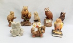ESCULTURAS, oito (8) representando corujas, confeccionadas em materiais variados: estuque, resina, cerâmica, etc., medindo a maior 18 cm altura, algumas com pequenos defeitos ou perdas, vide foto.