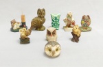 ESCULTURAS, nove (9) representando corujas, confeccionadas em materiais variados: pedra, resina, cerâmica, etc., medindo a maior 10,5 cm altura, algumas com pequenos defeitos ou perdas, vide foto.