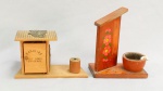 DIVERSOS, dois (2) itens distintos, confeccionados em madeira: 1 porta caneta, representando banheiro, souvenir do Pará; 1 cinzeiro, lembrança de Guarapari, ES, medindo o maior 15 cm altura, vide foto.