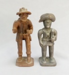 ARTE POPULAR, duas (2) esculturas figurativas em barro, modeladas e cozidas, ambas com perdas e pequenos defeitos: 1 assinada em cavo MANUEL ANTÔNIO, medindo 19,5 cm altura; 1 assinada em cavo VITALINO FILHO, medindo 18 cm altura, vide foto.