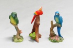 ESCULTURAS, três (3) representando araras, policromadas, confeccionadas em resina e cerâmica, medindo a maior 11 cm altura, vide foto.