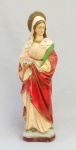 ARTE SACRA, uma (1) imaginária de Santa Luzia, confeccionada em estuque, policromada, pequenas perdas e falhas, medindo 32 cm altura, vide foto.