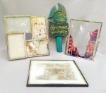 FOTOGRAFIA E OUTROS, quatro (4) itens: 1 porta-retratos quadruplo, confeccionado em metal e placas de vidro, além de outros materiais, sinais de oxidação, medindo 25 x 25 cm; 1 porta-retratos em metal com placas em vidro, dupla face, medindo 23,5 x 18,5 cm; 1 lito emoldurada e colorida, representando fachada de casa com jardim, envidraçada, medindo 25,5 x 20 cm; 1 placa em madeira, policromada, representando peixe, com a legenda: Aqui Mora Gente Feliz, medindo 35,5 cm altura, todos os itens com sinais de uso, vide foto.