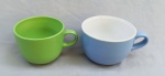 PORCELANA, duas (2) canecas grandes distintas para matinais, ambas sem marca de manufatura aparente, uma na tonalidade azul, medindo 13 cm diâmetro e 9 cm altura e outra na tonalidade verde, medindo 12 cm diâmetro e 9 cm altura.