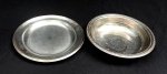 AÇO INOX, dois (2) itens: 1 travessa circular, medindo 24,5 cm diâmetro; 1 bowl com borda perolada, manufatura GAZOLA (Indústria Metalúrgica Gazola S/A, fundada em 1932 por José Gazola, no Rio Grande do Sul, RS, fechou em 2009), medindo 22,5 cm diâmetro.