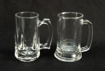 VIDRO, duas (2) canecas distintas para chopp ou cerveja, moldadas, incolores e translúcidas, medindo em média 14,5 cm altura, vide foto.