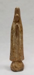 ARTE SACRA POPULAR, uma (1) imaginária representando Madona estilizada, entalhada em soapstone (pedra sabão), souvenir de Minas Gerais, possui quebrado e colado, além de pequenas batidas e bicados, medindo 21,5 cm altura, vide foto.