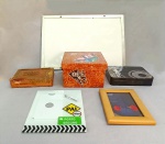 DIVERSOS, seis (6) itens: 1 lousa branca (quadro de aviso), para fixação em parede, moldura em alumínio, medindo 45 x 30 cm; 3 caixas vazias distintas, uma de charuto, uma da LICENSE TO THRILL, uma ornada com lito policromada representando película de filme, medindo a maior delas 17,5 x 17,5 x 10,5 cm; 2 porta-retratos distintos, medindo o maior deles 22,5 x 17,5 cm, todos os itens com sinais de uso, vide foto.