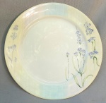 PORCELANA, um (1) medalhão com ornamentação floral policromada, marca SCHMIDT (Pomerode, SC; Mauá, SP; Campo Largo, PR, fundada em 1945, ainda em atividade, maior fábrica de porcelana da América Latina), linha PRÁTICA, medindo 29,5 cm diâmetro, sinais de uso, vide foto.