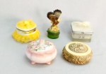 DIVERSOS, cinco (5) caixas com tampa, confeccionadas em materiais variados: porcelana; vidro; resina; tecido; etc., medindo a maior 8 cm diâmetro, todas com sinais de uso, vide foto.