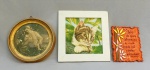 DIVERSOS, três (3) itens: 1 placa confeccionada em cerâmica, policromada com flores e legenda, marca em cavo do Apostolado Litúrgico, para fixação em parede, medindo 15,5 x 12,5 cm; 1 lito colorida representando mãe amamentando (reprodução de Escola Europeia), envidraçada, moldura em madeira com douração, medindo 19,5 cm diâmetro; 1 lito colorida representando gato, moldura em MDF (Medium Density Fiberboard ou chapa de fibra em madeira de média densidade), patina na tonalidade branca, medindo 22 x 22 cm, vide foto.
