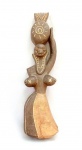 ARTE TRIBAL AFRICANA, uma (1) escultura figurativa feminina, entalhada em madeira maciça, para fixação em parede, medindo 61,5 cm altura, vide foto.