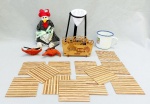 DIVERSOS, dezesseis (16) itens: 1 boneca confeccionada em tecido, representando galinha da angola, possui enchimento, medindo 34 cm altura; 12 porta copos, confeccionados em bambu e tecido, medindo 9,5 x 9,5 cm; 1 porta guardanapos, confeccionado em MDF (Medium Density Fiberboard ou chapa de fibra em madeira de média densidade), souvenir de Aracaju, SE; 1 estrutura em madeira com coador em tecido, souvenir de Minas Gerais; 1 caneca em ágata com esmaltação floral policromada, vide foto.