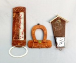 DIVERSOS, três (3) souvenires distintos de Porto das Caixas, todos confeccionados em madeira, medindo o maior 36 cm, vide foto.
