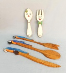 DIVERSOS, cinco (5) talheres decorativos para ornar parede: 3 confeccionados em madeira, representando araras azuis, policromados, medindo em média 34 cm comprimento; 2 confeccionados em estuque relevados com rostos animados, policromados, medindo em média 21 cm, vide foto.