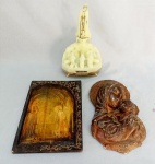 ARTE SACRA, três (3) itens: 1 imaginária representando Aparição de Nossa Senhora de Fátima, confeccionada em polímero, fluorescente, mecanismo musical ausente, medindo 24 cm altura, parte elétrica cerceada; 1 escultura representando Madona com Menino Jesus, para fixação em parede, confeccionada em estuque, patina na tonalidade bronze com falhas e pequenas perdas, medindo 25 cm altura; 1 lito colorida com passagem sacra, fixada em madeira ebanizada e maciça, possui rachado, para fixação em parede, medindo 18 x 25,5 cm, vide foto.