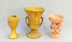 DIVERSOS, três (3) vasos distintos: 1 representando menino erguendo bacia, modelagem relevada em parras e volutas, confeccionado em resina, possui defeitos, medindo 13,5 cm altura; 1 vaso canelado na vertical com alças, medindo 18 cm altura, confeccionado em estuque, patina dourada; 1 souvenir de Vila Velha, Ponta Grossa, PR, confeccionado em estuque, patina dourada, medindo 14 cm altura, vide foto.