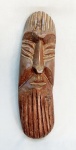 ARTE TRIBAL AFRICANA, uma (1) escultura representando cabeça, para fixação em parede, entalhada em madeira maciça, medindo 32 cm, vide foto.